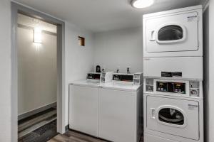 Köök või kööginurk majutusasutuses Days Inn & Suites by Wyndham Spokane