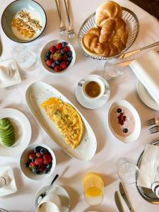una mesa con comida para el desayuno y bebidas en ella en Boutique Hotel Adria, en Wels