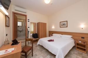 a hotel room with a bed and a bathroom at Hotel Casa Del Pellegrino in Padova