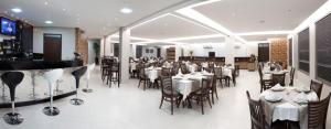 a dining room with tables and chairs in a restaurant at PARANÁ PALACE HOTEL in Campo Mourão
