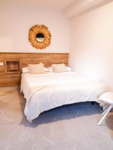 sypialnia z dużym łóżkiem z lustrem na ścianie w obiekcie Bonefish Apartment w mieście Villajoyosa