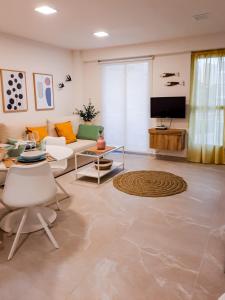 salon z kanapą i telewizorem w obiekcie Bonefish Apartment w mieście Villajoyosa