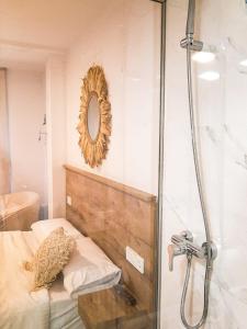 W łazience znajduje się prysznic, łóżko i lustro. w obiekcie Bonefish Apartment w mieście Villajoyosa +27 zdjęć