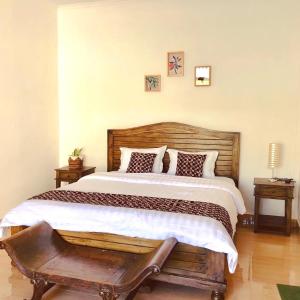 Tempat tidur dalam kamar di Villa Pondok Joglo