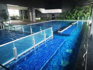 uma piscina com água azul num edifício em M city Amazing Lake View KLCC em Kuala Lumpur