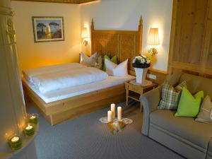 a hotel room with a bed and a couch at Hotel Montanara in Ischgl
