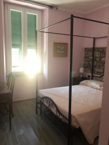 A bed or beds in a room at Alla Porta Di Sotto B&B