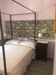 A bed or beds in a room at Alla Porta Di Sotto B&B