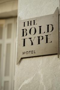 znak hotelowy na boku budynku w obiekcie The Bold Type Hotel, a Member of Design Hotels w mieście Patras