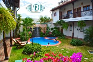 vistas al patio trasero de una casa con piscina en Hotel Dario Granada en Granada