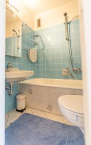 ビューズムにあるFeWo Büsum - Bella Mare - Nordseestraße 3の浴槽、洗面台、トイレを備えたバスルーム
