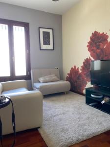 TV a/nebo společenská místnost v ubytování innCádizPenthouse Palacio de Valdeavellano