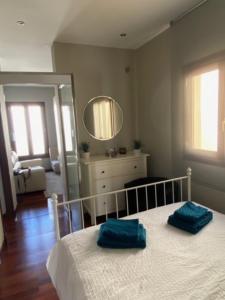 Postel nebo postele na pokoji v ubytování innCádizPenthouse Palacio de Valdeavellano