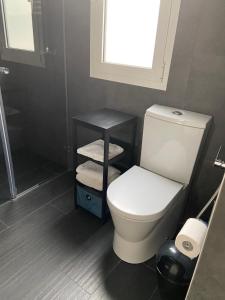 une salle de bain avec des toilettes blanches et une fenêtre dans l'établissement BrisasVTsansebastian In Zurriola Beach, Penthouse, sea views, à Saint-Sébastien 28 autres photos