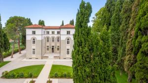 een luchtzicht op een herenhuis met bomen bij Villa Monty Banks in Cesena