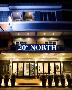 a building with a sign that reads north at 20° North Hotel Mae Sai in Mae Sai