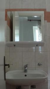 ルトラ・エディプソスにあるMouroukis Roomsのバスルーム(洗面台、鏡付)