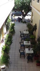 ルトラ・エディプソスにあるMouroukis Roomsの中庭の空きパティオ(テーブル、椅子付)