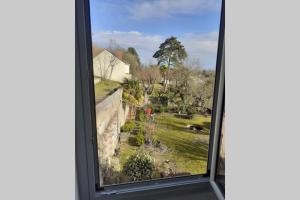 una ventana abierta con vistas al jardín en Gite de l observatoire 6 personnes en Tours
