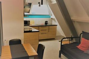 a living room with a table and a kitchen at Gite de l observatoire 6 personnes in Tours