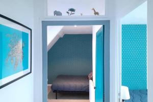 una camera con una porta con un letto di Gite de l observatoire 6 personnes a Tours