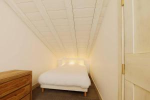Bett in einem Zimmer mit weißer Decke in der Unterkunft 3 pièces de grand standing aux pieds des pistes Valberg in Valberg