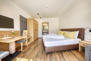 Rúm í herbergi á Das Mitterplarser Hotel