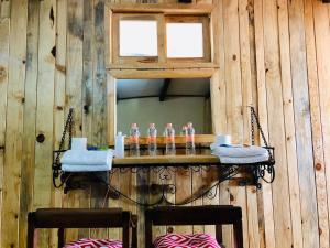 a bar in a wooden wall with a mirror at Cabañas el Pajar in Zacatlán