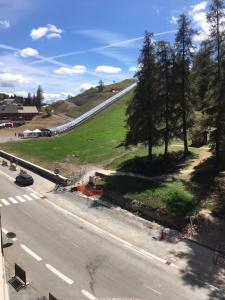 3 pièces de grand standing aux pieds des pistes Valberg في فالبيرغ: اطلالة جوية على طريق فيه اشجار على تلة