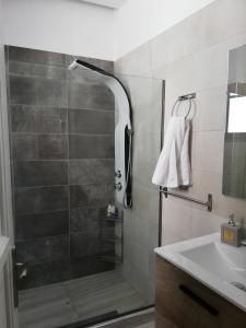 La salle de bains est pourvue d'une douche et d'un lavabo. dans l'établissement CASA DE MIKEL 2, à Rhodes