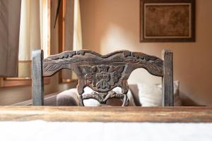 una silla de madera sentada frente a una mesa en Ferienhaus zur Rossfurt Tangermünde, en Tangermünde