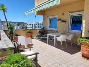eine Terrasse mit einem Tisch und Stühlen auf dem Balkon in der Unterkunft Sunrise Terrace Apartment in Lissabon