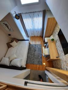 Un pequeño dormitorio con una cama en una casa diminuta. en Studio apartman Chiara, en Zagreb