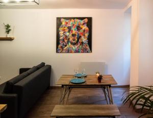 ein Wohnzimmer mit einem Tisch und einem Gemälde eines Hundes in der Unterkunft T2 moderne hypercentre 40m2, au pied de la cathédrale in Auch