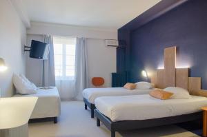 Postel nebo postele na pokoji v ubytování Hôtel IMPERATOR Béziers