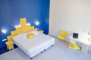Postel nebo postele na pokoji v ubytování Hôtel IMPERATOR Béziers