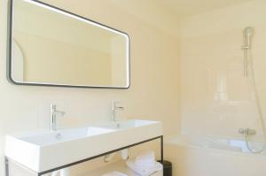 Koupelna v ubytování Hôtel IMPERATOR Béziers