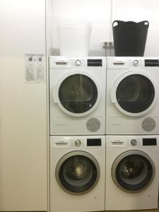 dwie pralki oraz pralki i suszarki w obiekcie A Conserveira w mieście Redondela
