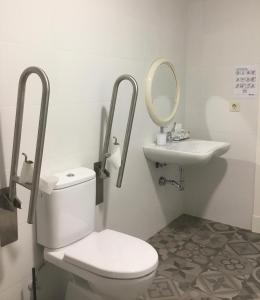 La salle de bains est pourvue de toilettes et d'un lavabo. dans l'établissement A Conserveira, à Redondela