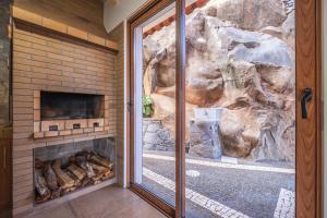 una chimenea en una casa con una pared de roca en Vivenda da Natureza, en Santa Cruz