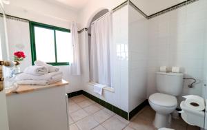エル・パソにあるBungalow Villa Verde 1のトイレとシャワー付きの白いバスルーム +15枚の写真