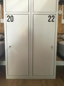 dos armarios blancos con números en una habitación en A Conserveira, en Redondela