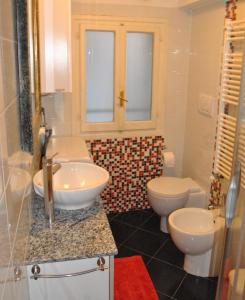 Un baño con dos inodoros y un lavabo. en Casa Torretta, en Venecia 20 fotos más