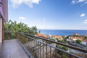 un balcón con vista al mar en Vivenda da Natureza, en Santa Cruz