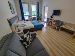 Televízia a/alebo spoločenská miestnosť v ubytovaní Antonińska Hotel & Apartamenty