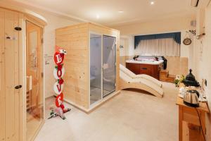 a small room with a shower and a kitchen at Hotel Aurora Wellness & SPA in Tivoli Terme