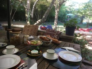 una mesa de madera con platos y cuencos de comida. en Maison du Loup, en Ganges