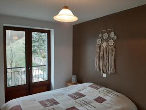 Un dormitorio con una cama con un reloj en la pared. en La Maison Trésallet, en La Plagne Tarentaise