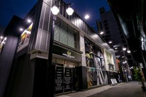 una luz de la calle frente a un edificio por la noche en HOTEL BLAX, en Hachioji