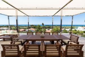 un patio con mesa y sillas y vistas al océano en Villa Sunset, en Son Bou